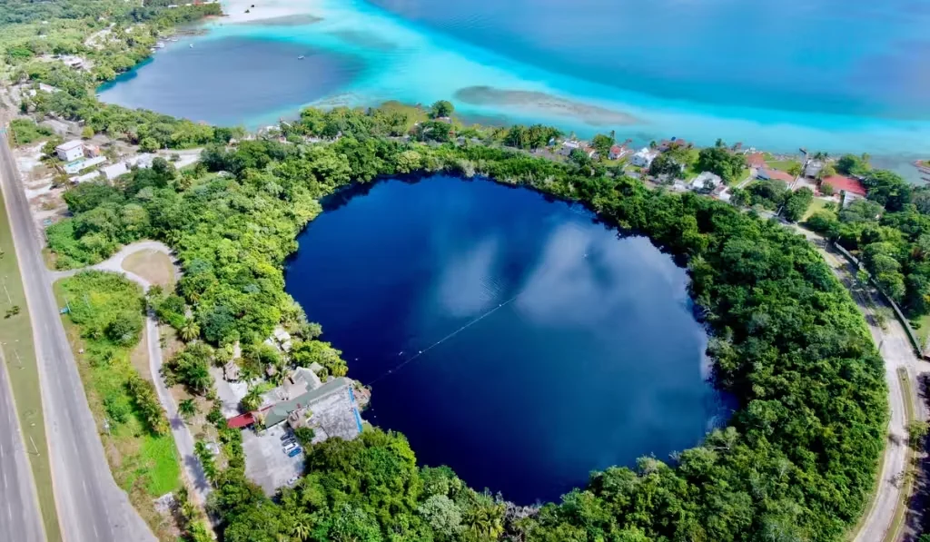cenote azul bacalar